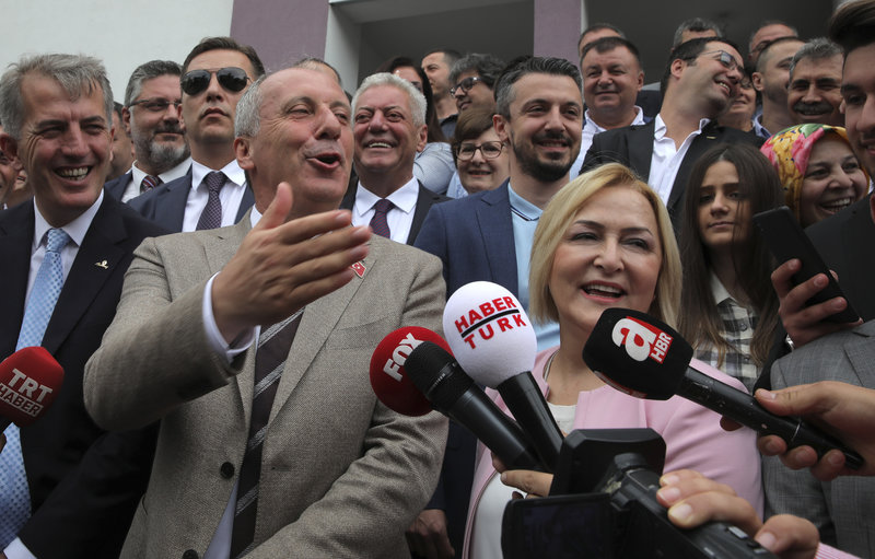 Ο Μουχαρέμ Ιντζέ κάνει δηλώσεις μετά το κλείσιμο των καλπών -Φωτογραφία: AP