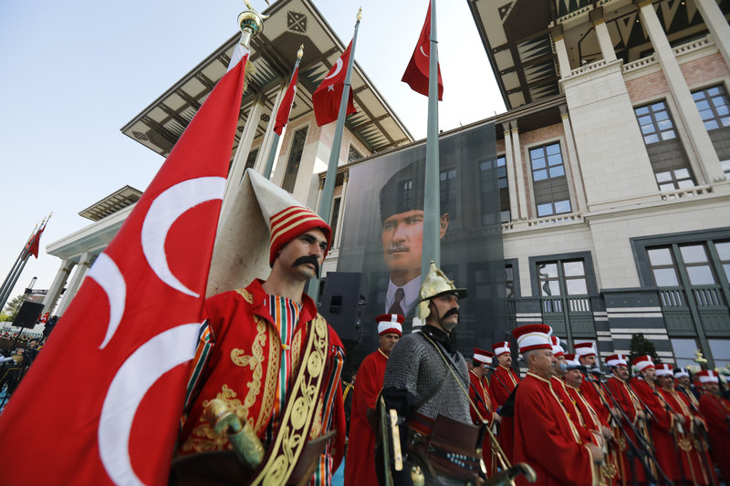 Το πορτρέτο του Κεμάλ δεσπόζει τις πανηγυρικές τελετές --Φωτογραφία: Presidency Press Service via AP, Pool