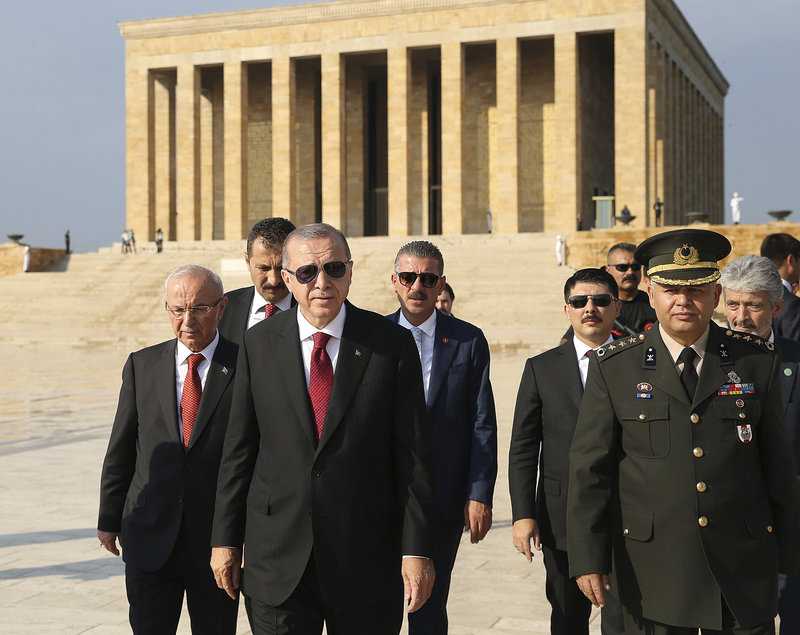 Ο Ερντογάν στο μαυσωλείο του Μουσταφά Κεμάλ --Φωτογραφία: Presidency Press Service via AP, Pool
