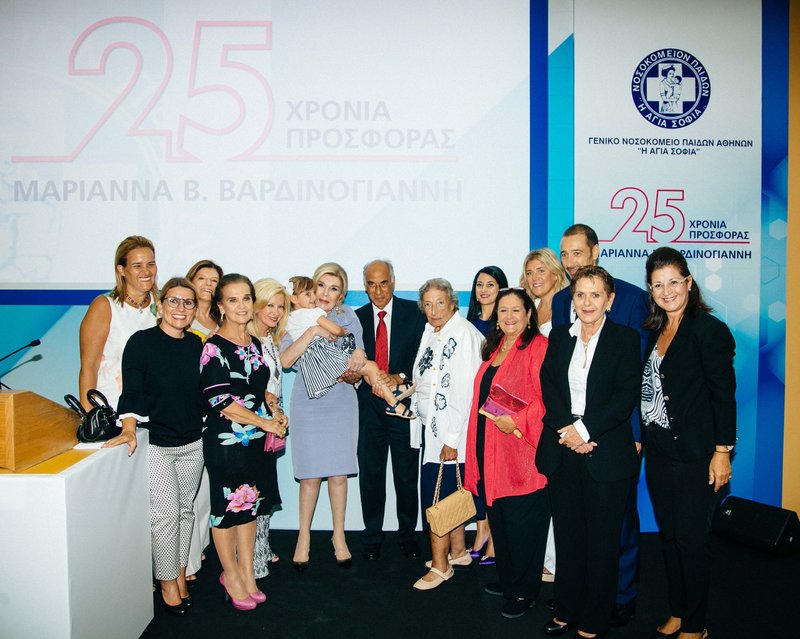 Η Μαριάννα Β. Βαρδινογιάννη μαζί με την οικογένεια της «Ελπίδας» και τη μικρή Στέλλα