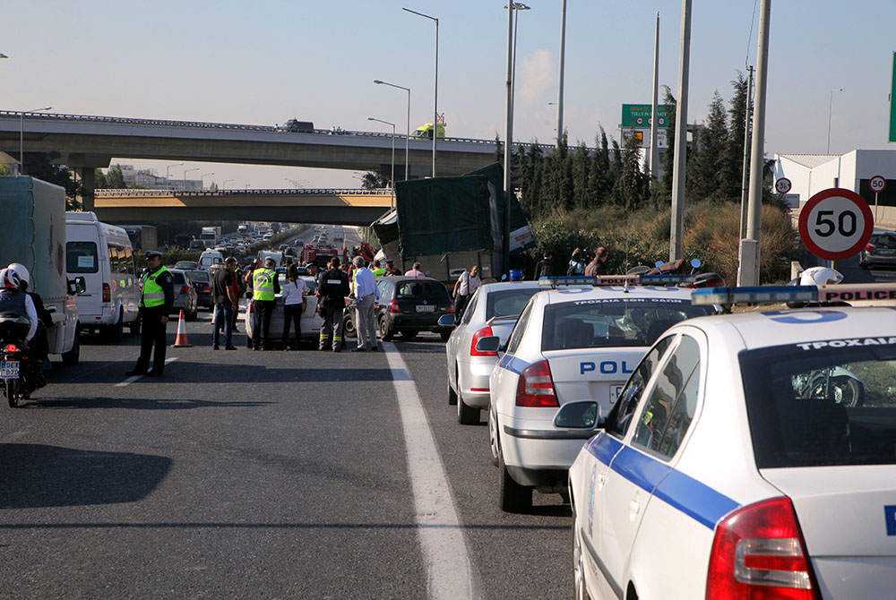 Καραμπόλα με δέκα οχήματα, εκ των οποίων δύο φορτηγά, σημειώθηκε στην εθνική οδό Αθηνών-Λαμίας στο ρεύμα προς Πειραιά, κοντά στην έξοδο της Αττικής Οδού, την Τετάρτη 22 Οκτωβρίου 2014.
(EUROKINISSI/ΚΩΣΤΑΣ ΚΑΤΩΜΕΡΗΣ)